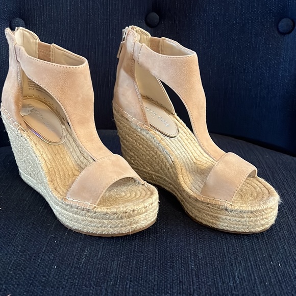 Kenneth Cole New York sandals are new and never worn. Very stylish. - Picture 2 of 4